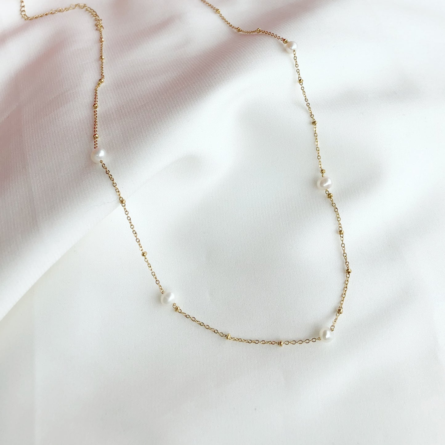 Subtile Pearls Necklace - Gold