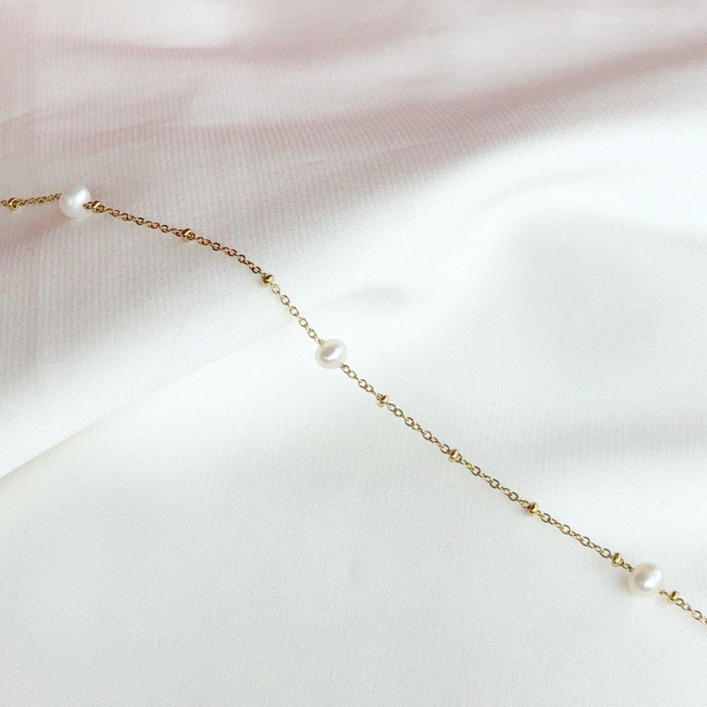 Subtile Pearls Necklace - Gold