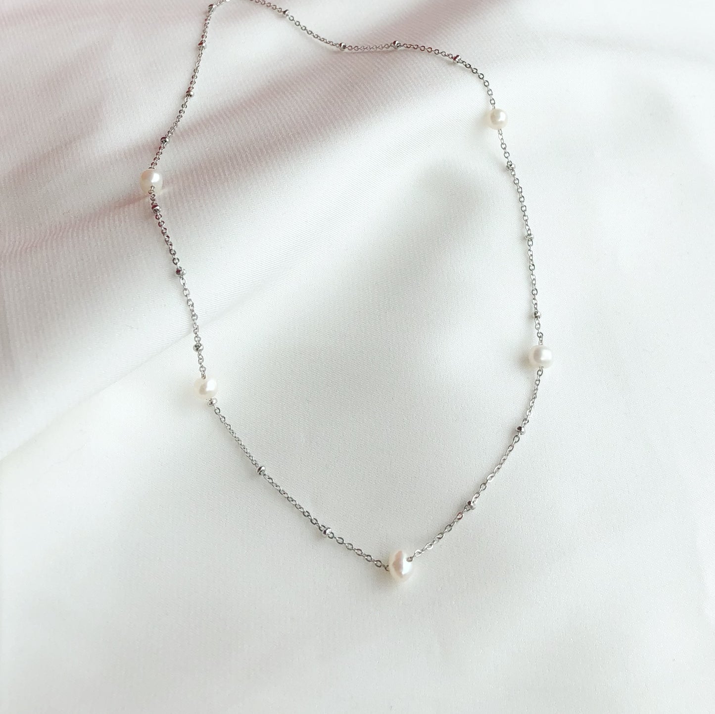 Subtile Pearls Necklace - Silver